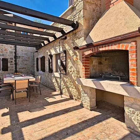 Luxurious Holiday With Swimming Pool In 度假居 Vižinada