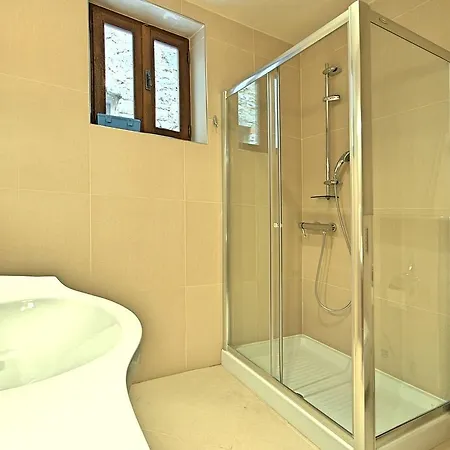 بيت للعطل Luxurious Holiday With Swimming Pool In