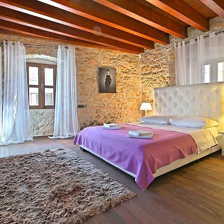 Luxurious Holiday With Swimming Pool In