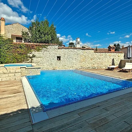 Luxurious Holiday With Swimming Pool In 度假居