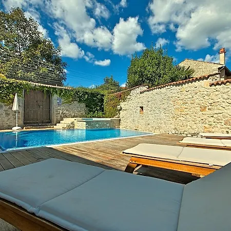 بيت للعطل Luxurious Holiday With Swimming Pool In *
